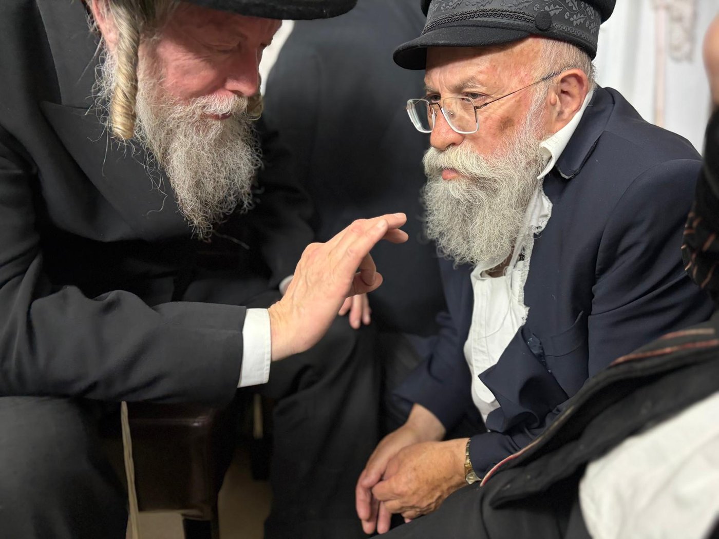רבנים, פוליטיקאים, אנשי עסקים: גלריית מנחמים אצל העסקן החסידי