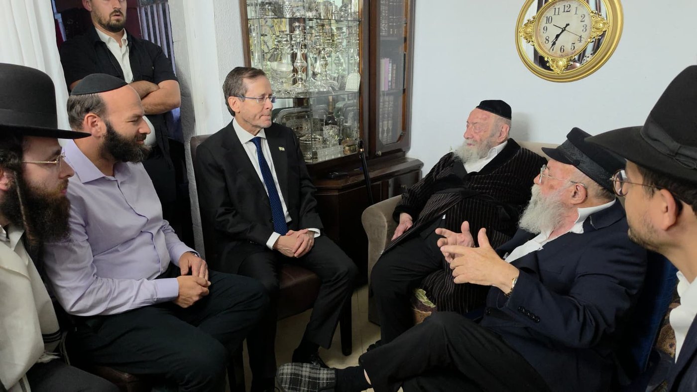 רבנים, פוליטיקאים, אנשי עסקים: גלריית מנחמים אצל העסקן החסידי