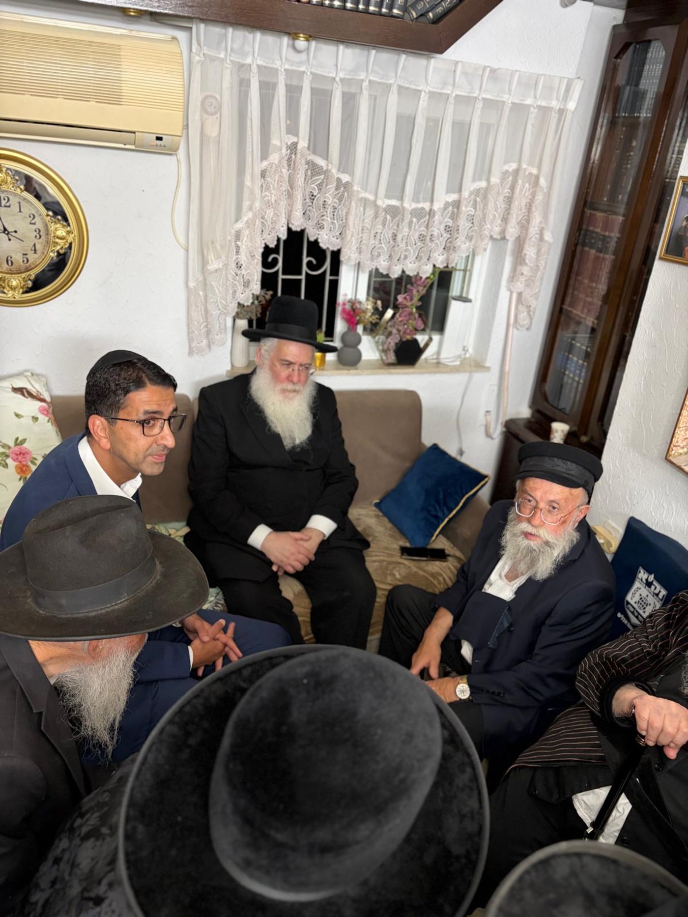 רבנים, פוליטיקאים, אנשי עסקים: גלריית מנחמים אצל העסקן החסידי