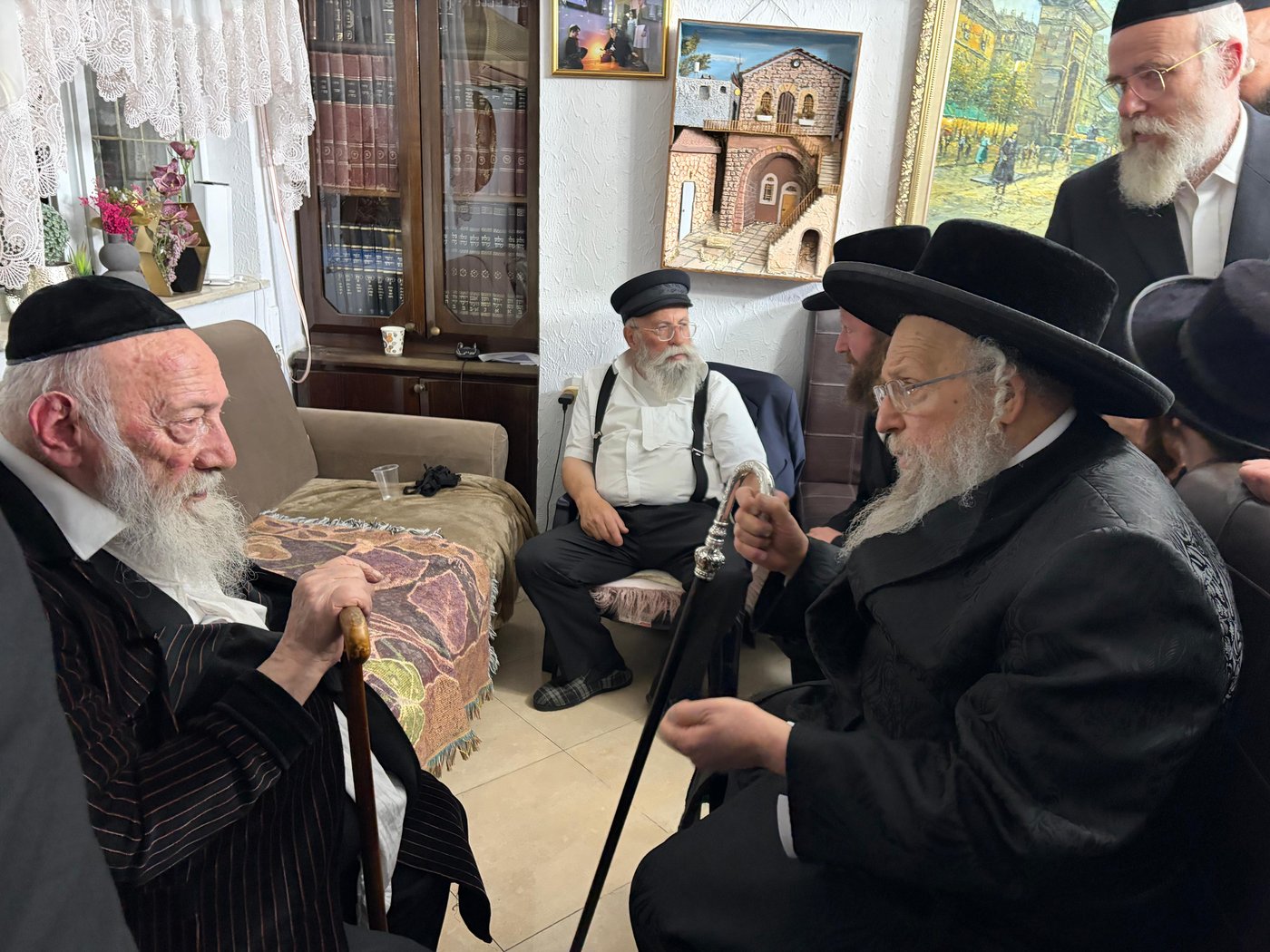 רבנים, פוליטיקאים, אנשי עסקים: גלריית מנחמים אצל העסקן החסידי
