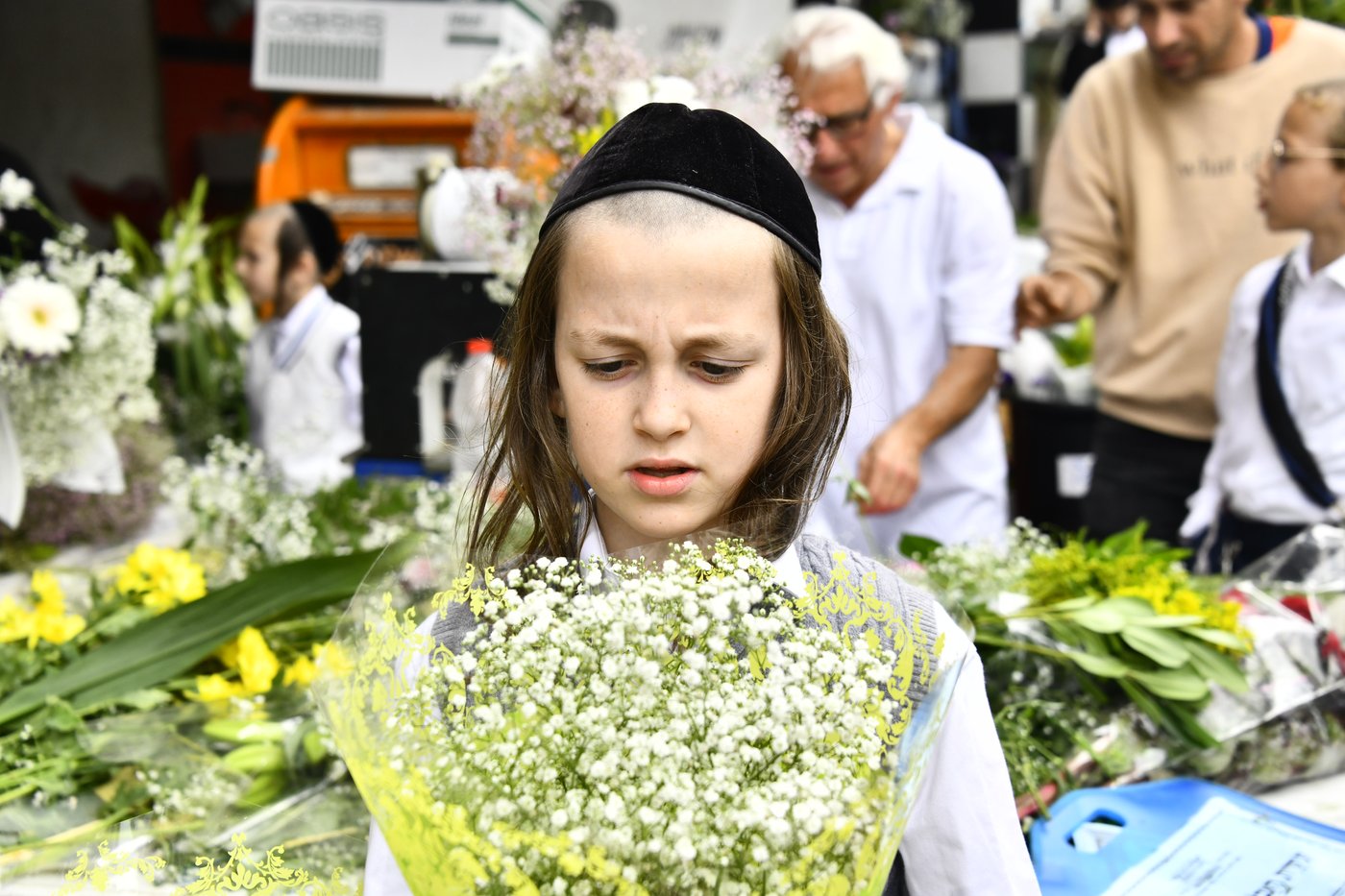 ערב חג השבועות בבני ברק