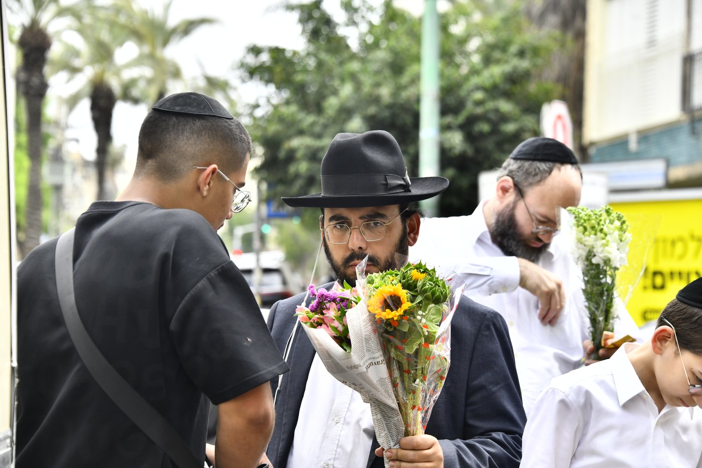 ערב חג השבועות בבני ברק