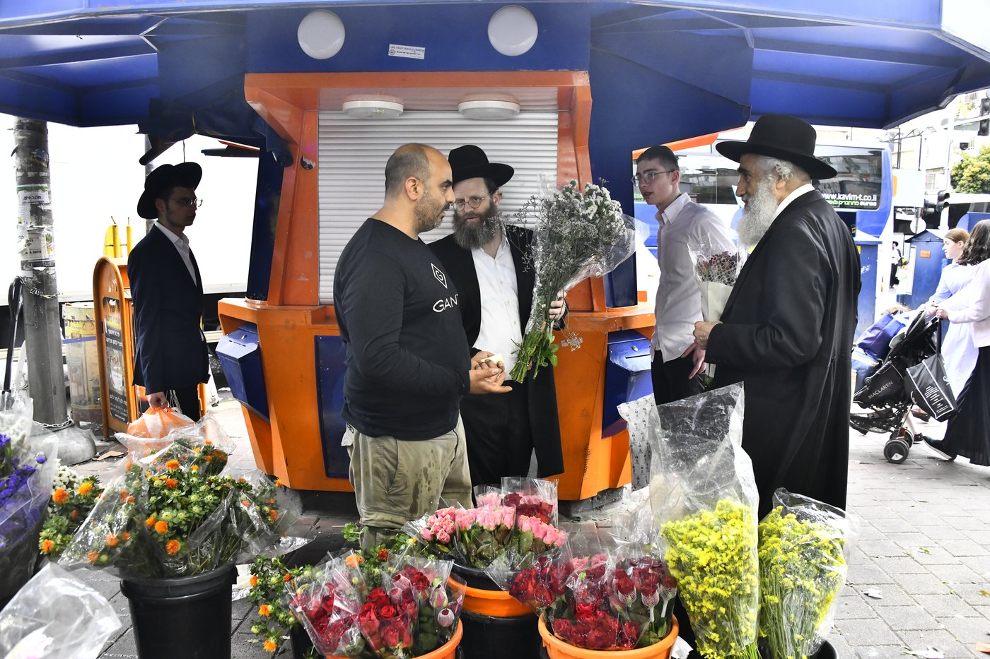 ערב חג השבועות בבני ברק
