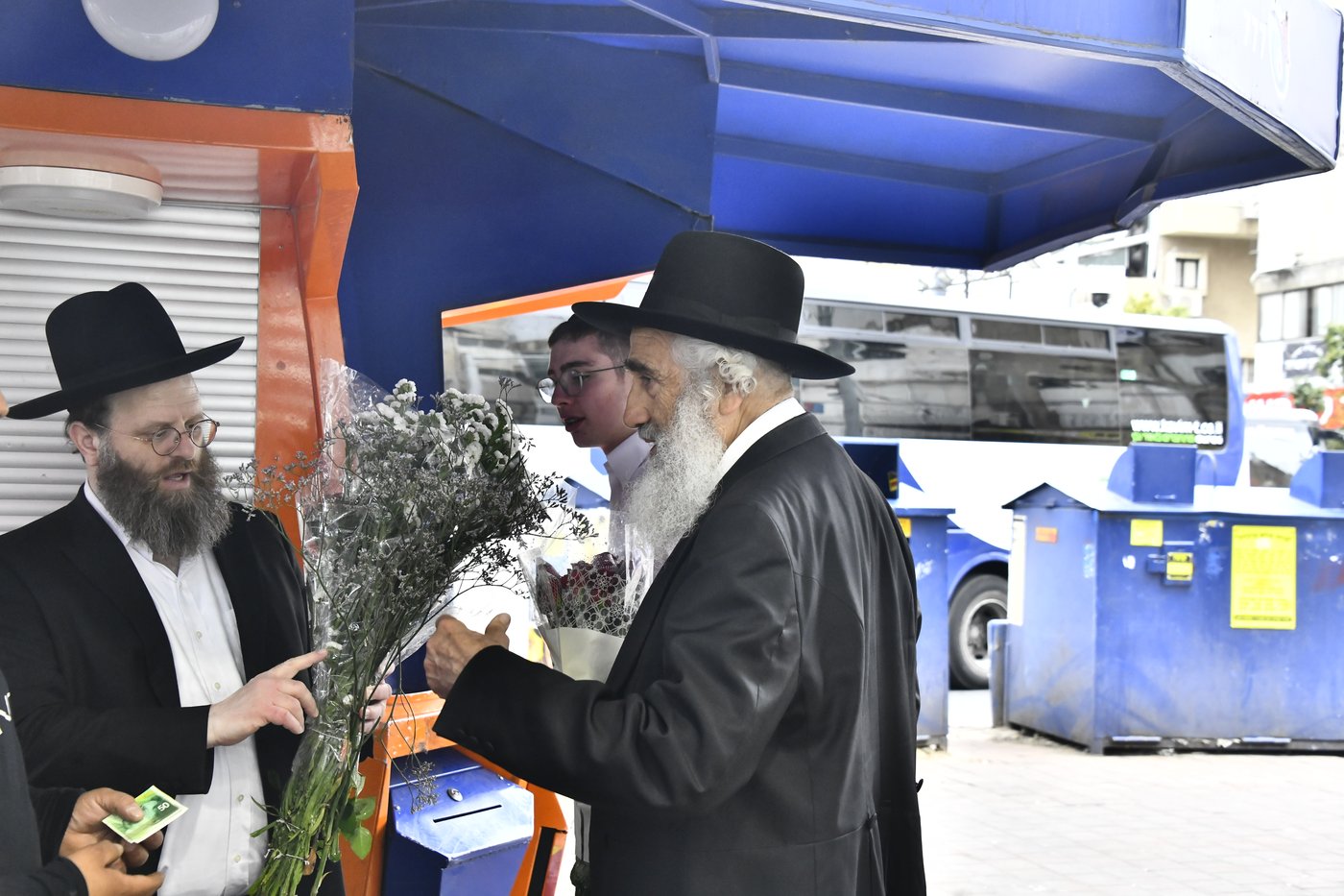 ערב חג השבועות בבני ברק