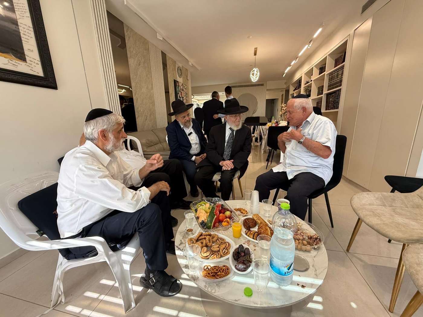 המנחמים אצל אלי ישי