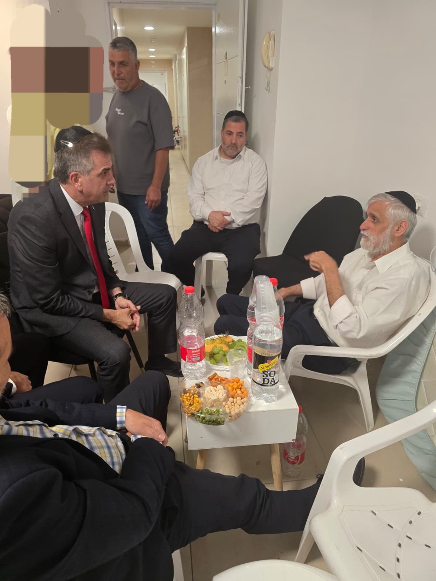 המנחמים אצל אלי ישי
