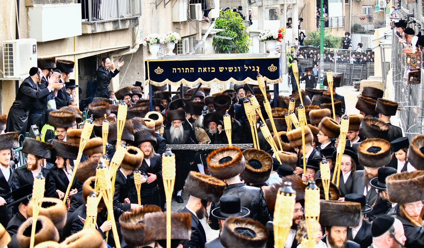 מעמד הכנסת ס"ת של האדמו"ר מויז'ניץ