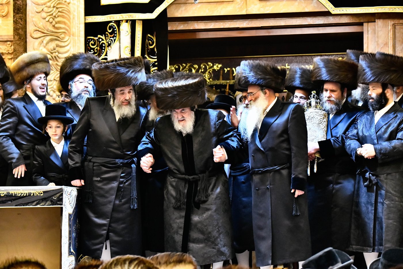 מעמד הכנסת ס"ת של האדמו"ר מויז'ניץ