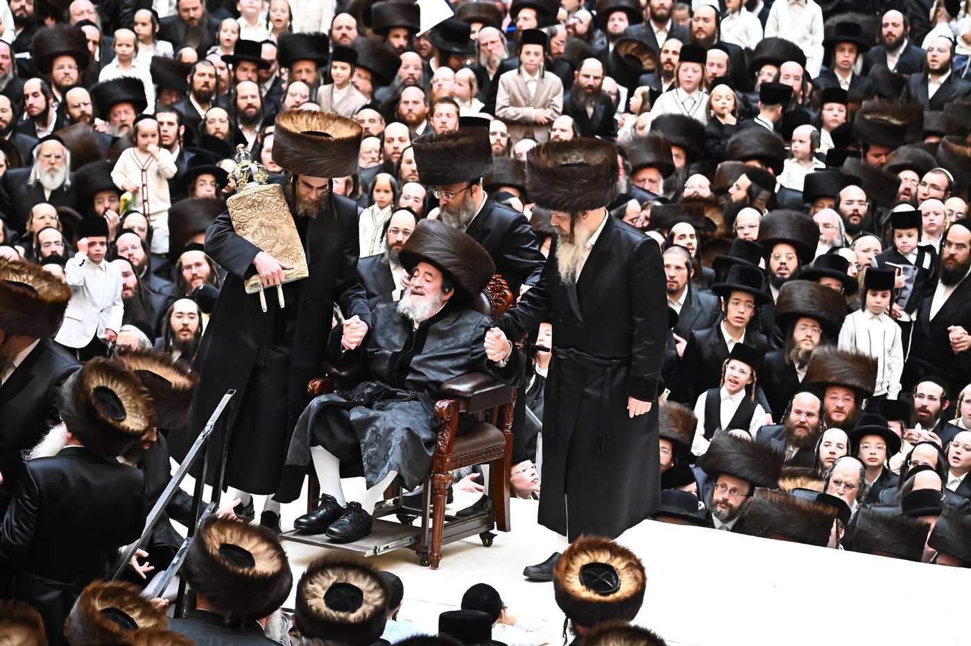 מעמד הכנסת ס"ת של האדמו"ר מויז'ניץ
