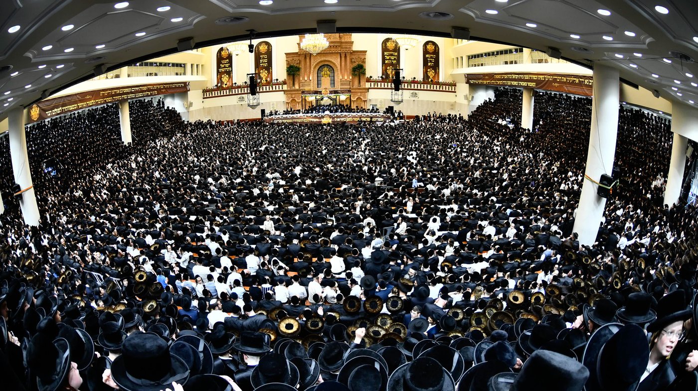 נעילת החג וסעודת הכנסת ס"ת בויז'ניץ