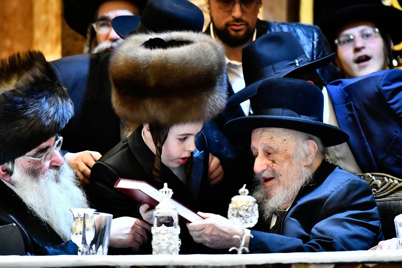 נעילת החג וסעודת הכנסת ס"ת בויז'ניץ