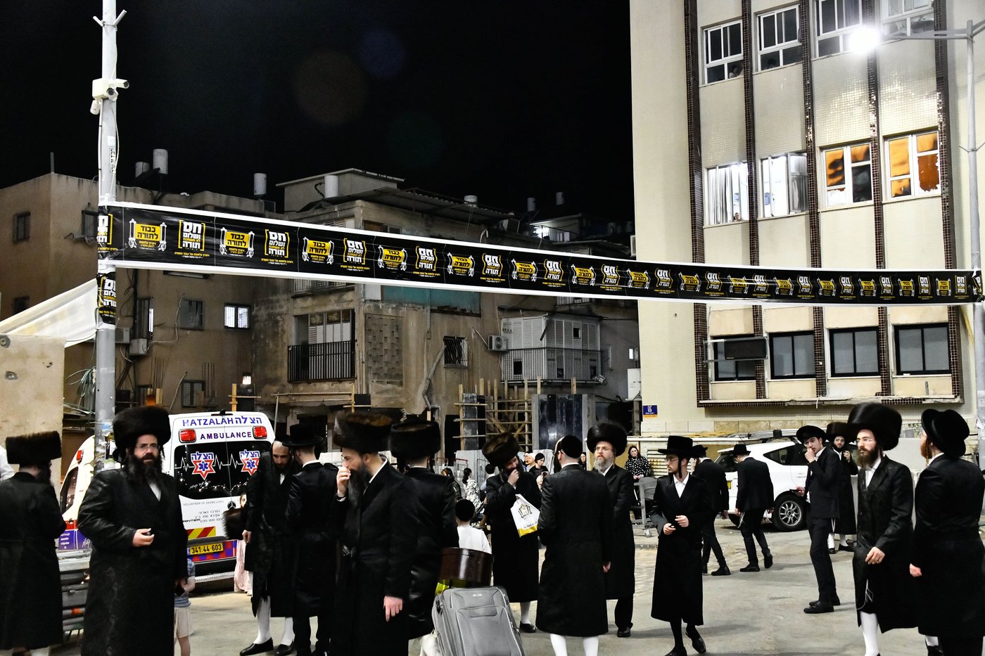 נעילת החג וסעודת הכנסת ס"ת בויז'ניץ