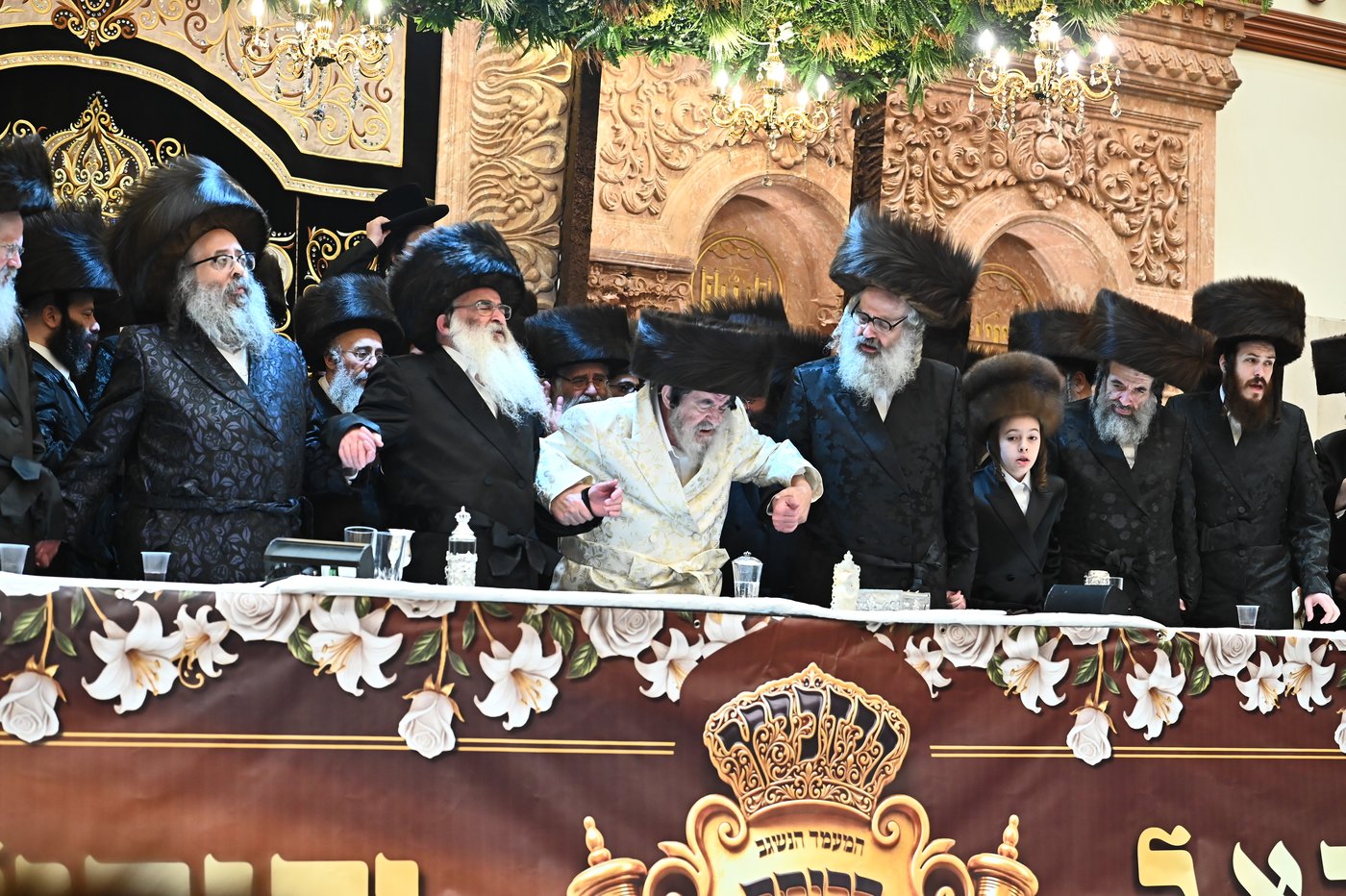 נעילת החג וסעודת הכנסת ס"ת בויז'ניץ