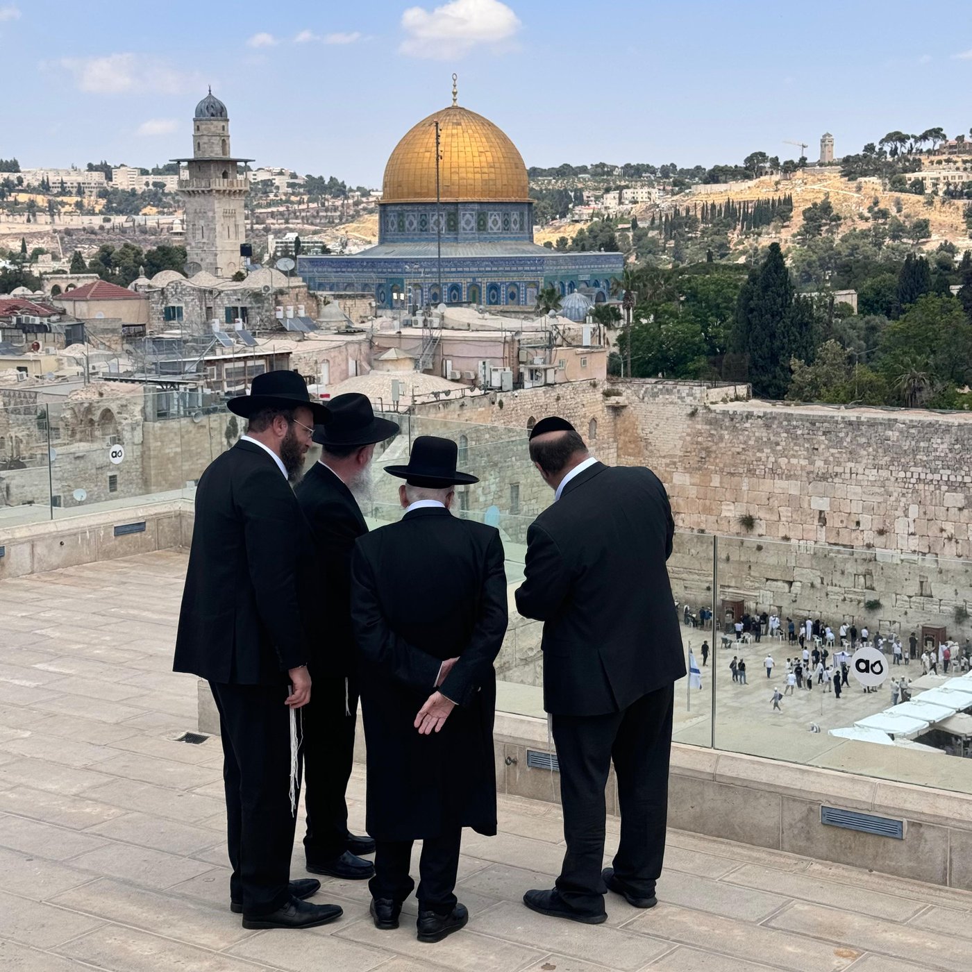 הגר"ע אויערבאך מול מקום המקדש