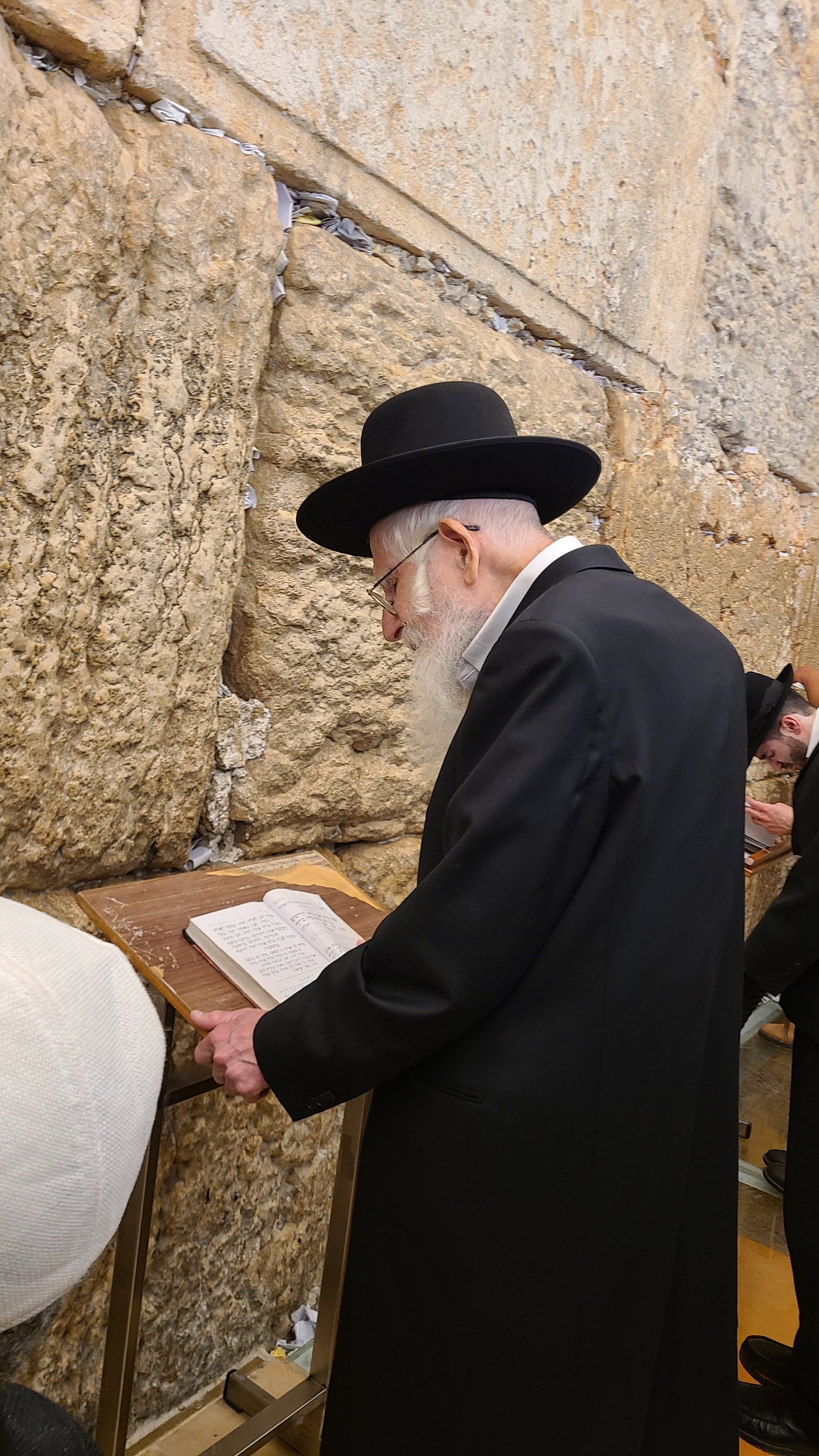 הגר"ע אויערבאך מול מקום המקדש