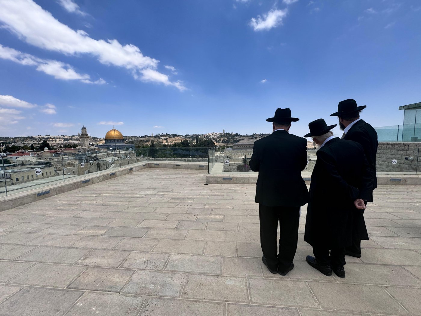 הגר"ע אויערבאך מול מקום המקדש