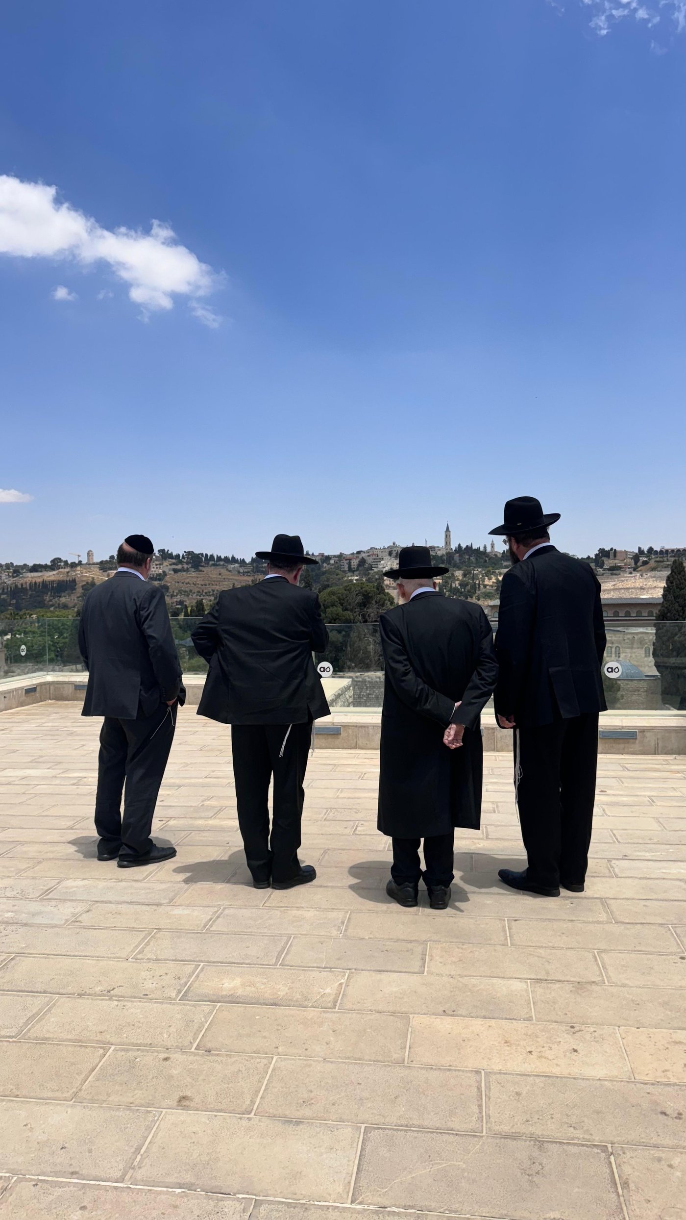 הגר"ע אויערבאך מול מקום המקדש