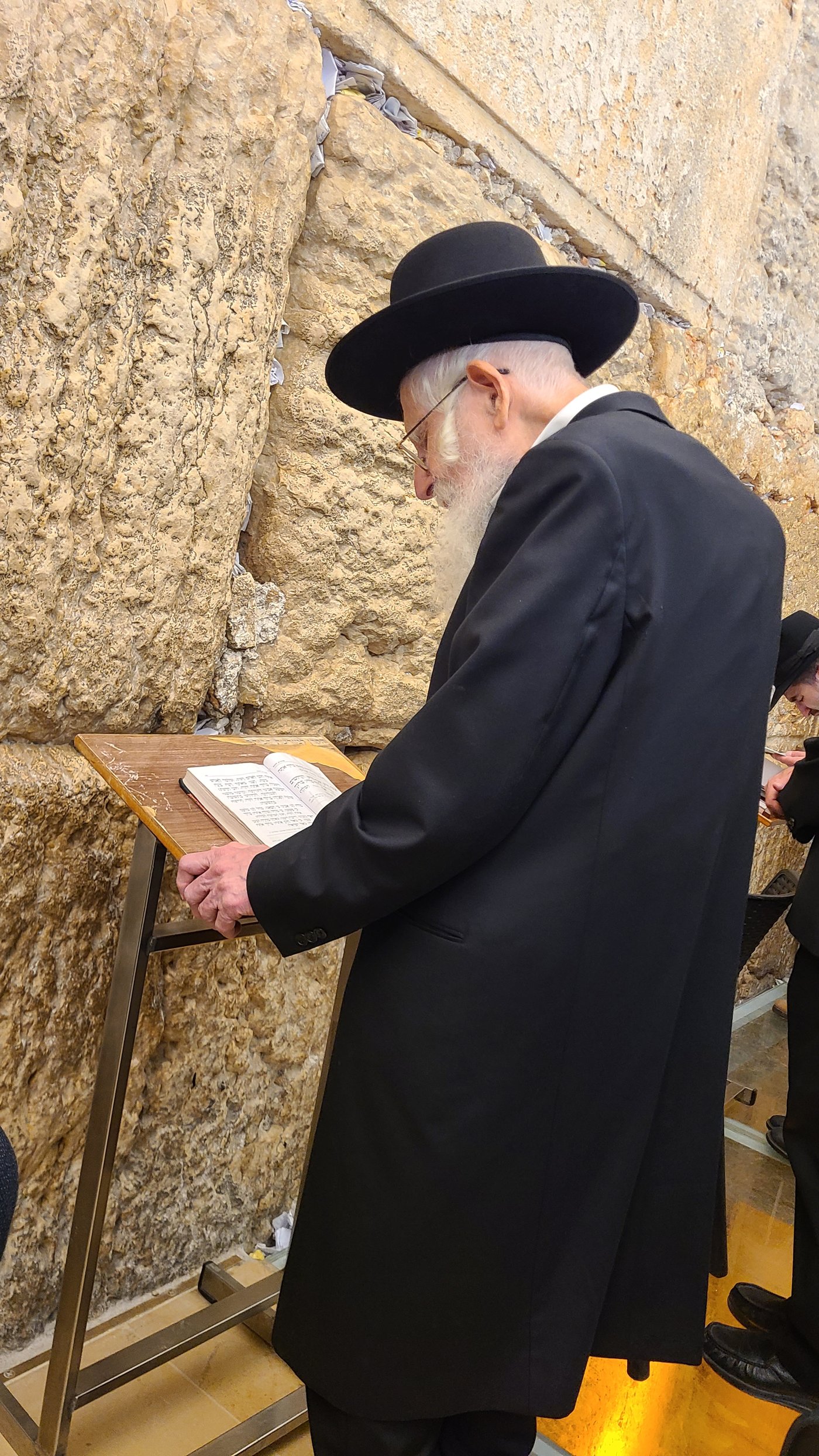 הגר"ע אויערבאך מול מקום המקדש