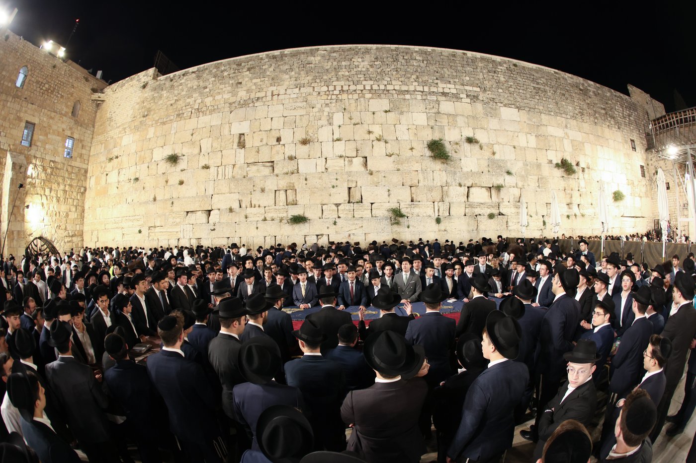 הגרב"צ אזרחי עם תלמידי ישיבתו בכותל המערבי