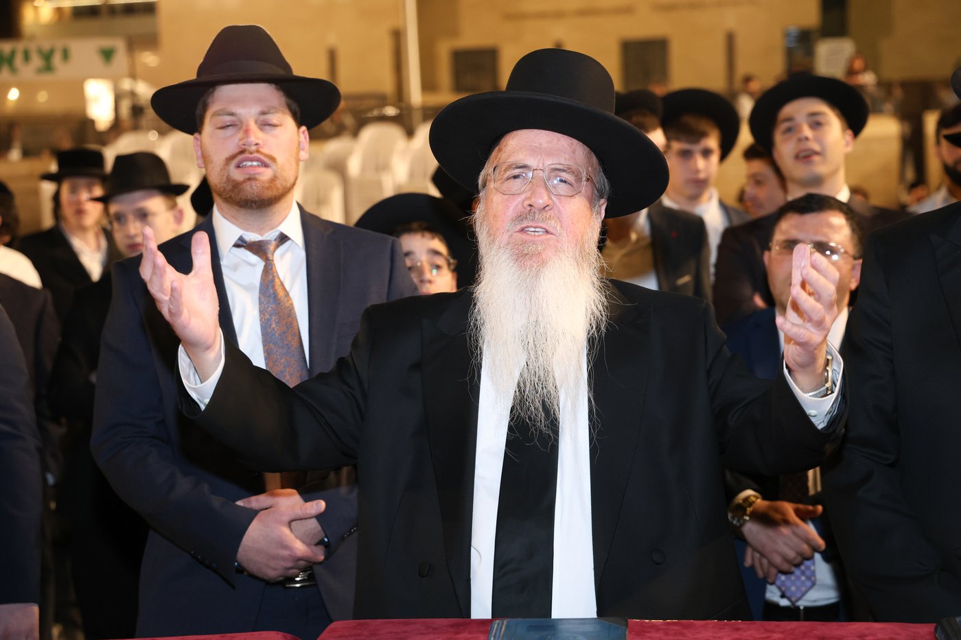 הגרב"צ אזרחי עם תלמידי ישיבתו בכותל המערבי