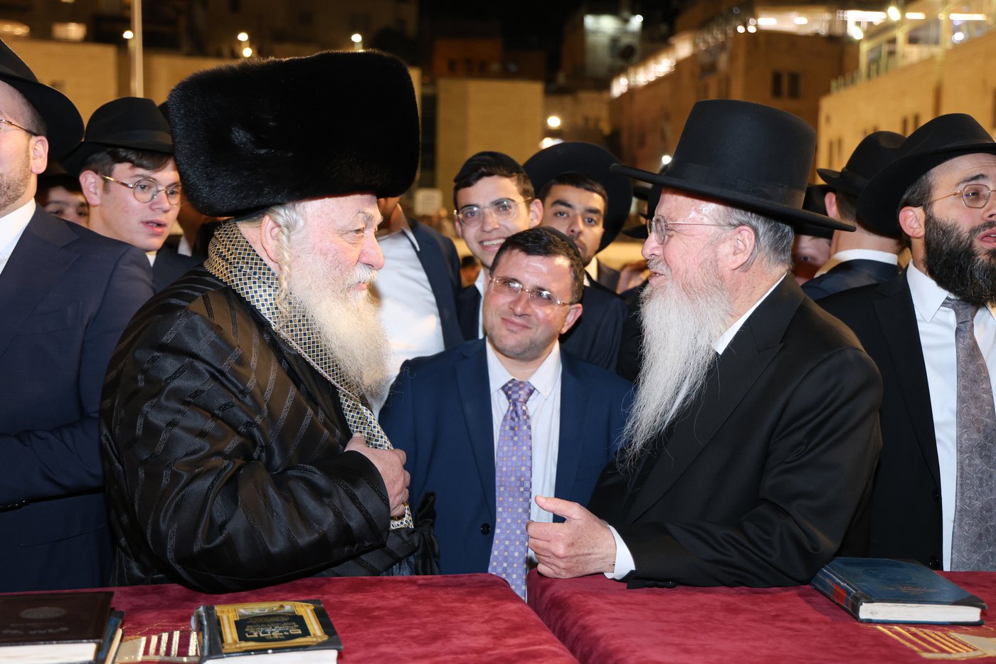 הגרב"צ אזרחי עם תלמידי ישיבתו בכותל המערבי