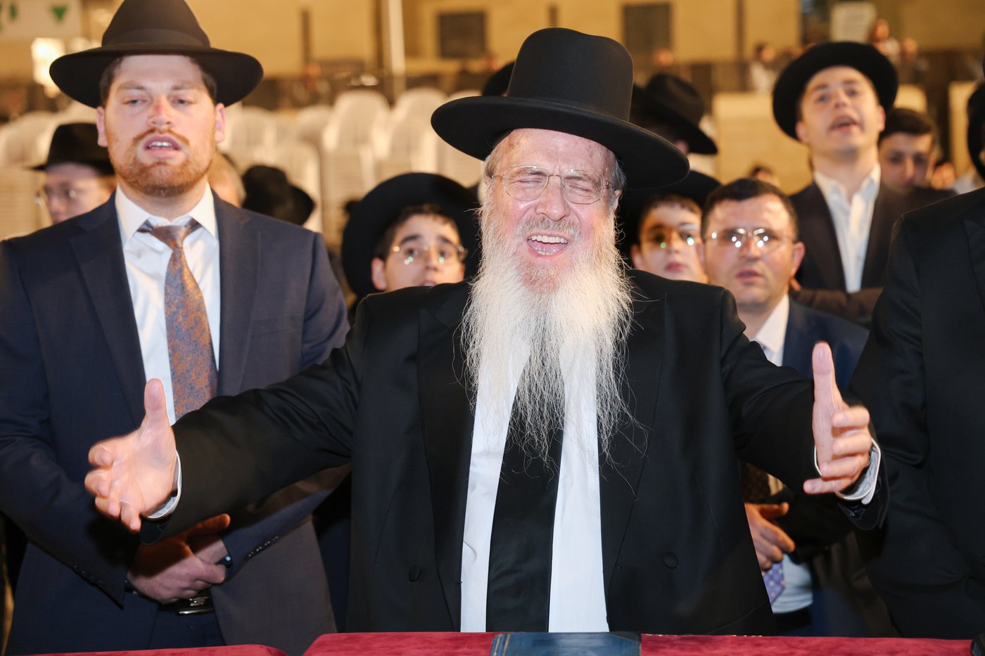 הגרב"צ אזרחי עם תלמידי ישיבתו בכותל המערבי