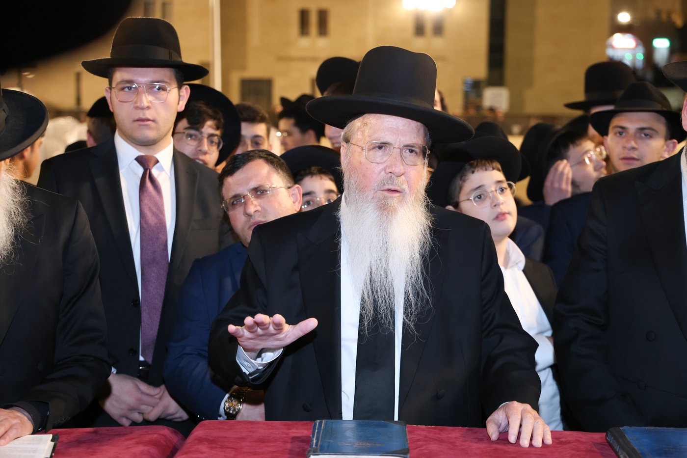 הגרב"צ אזרחי עם תלמידי ישיבתו בכותל המערבי