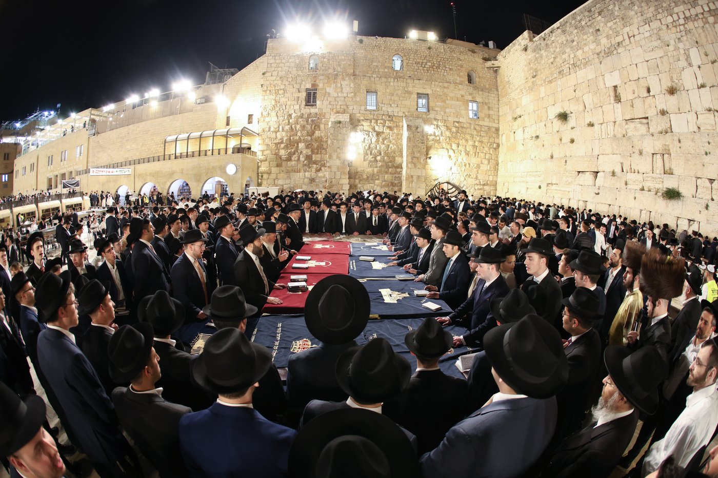 הגרב"צ אזרחי עם תלמידי ישיבתו בכותל המערבי