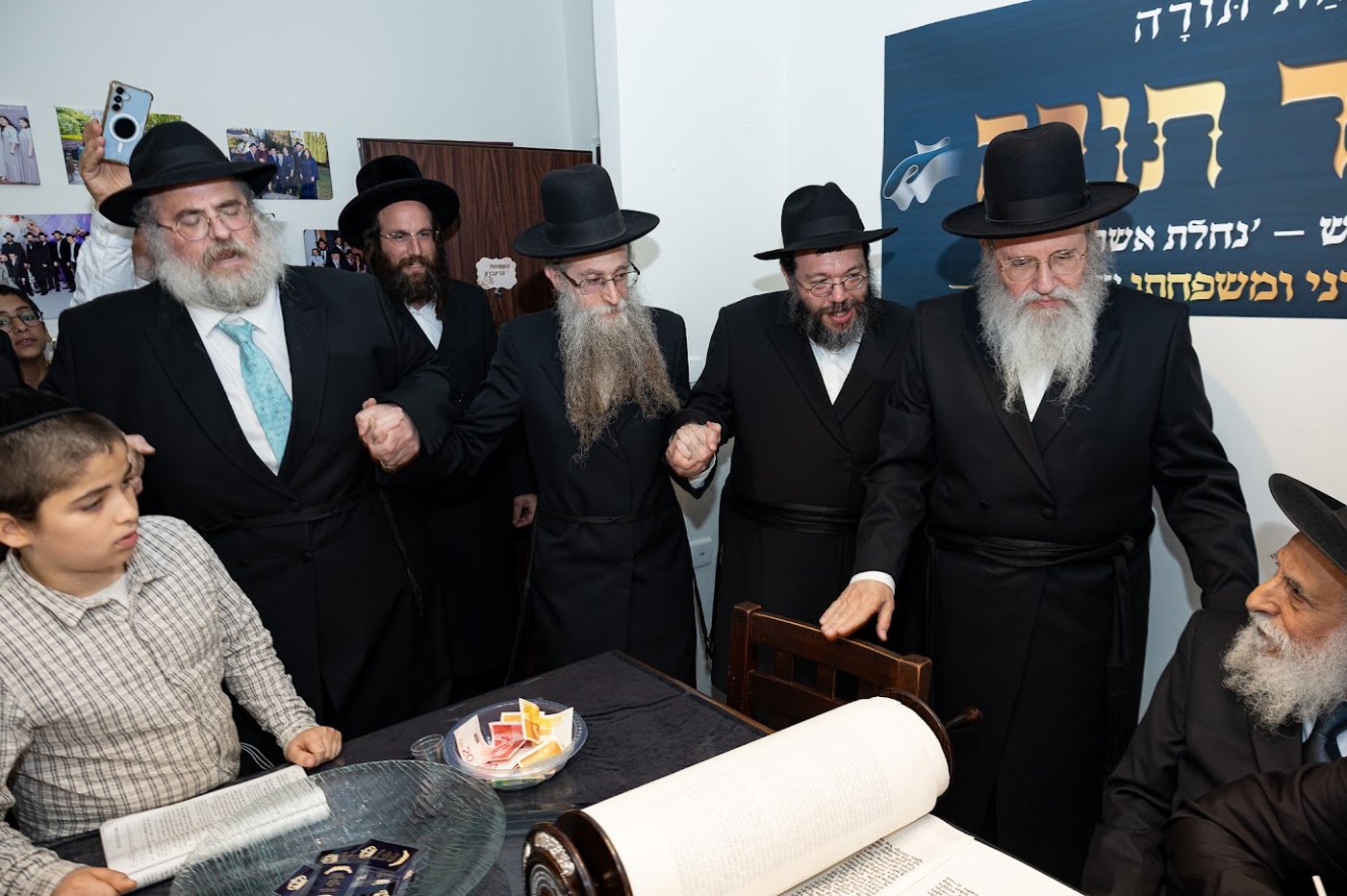 סיום כתיבת ספר התורה בחב"ד
