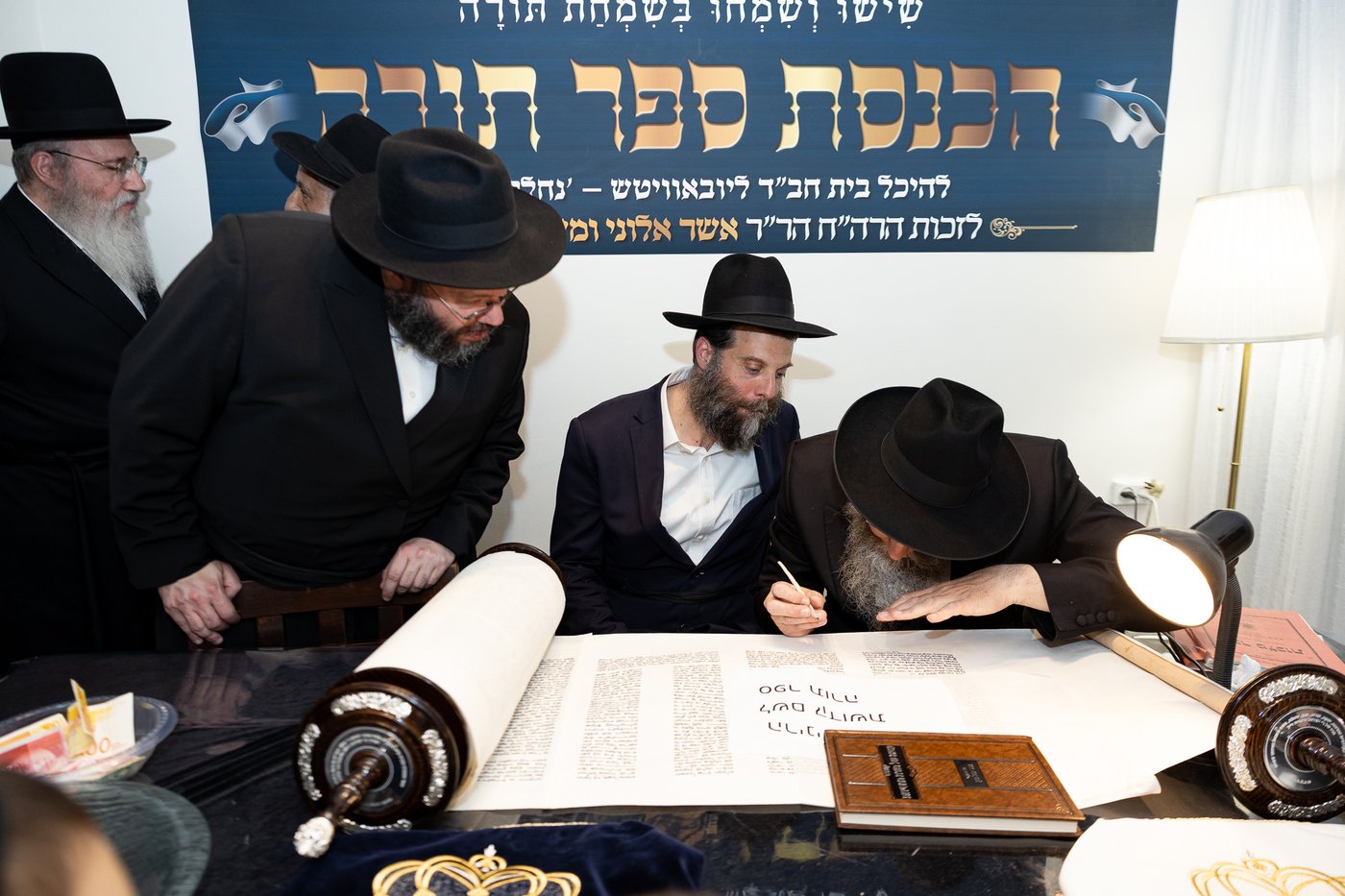סיום כתיבת ספר התורה בחב"ד