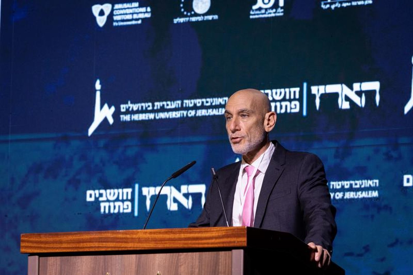 עורך ראשי של עיתון "הארץ" אלוף בן