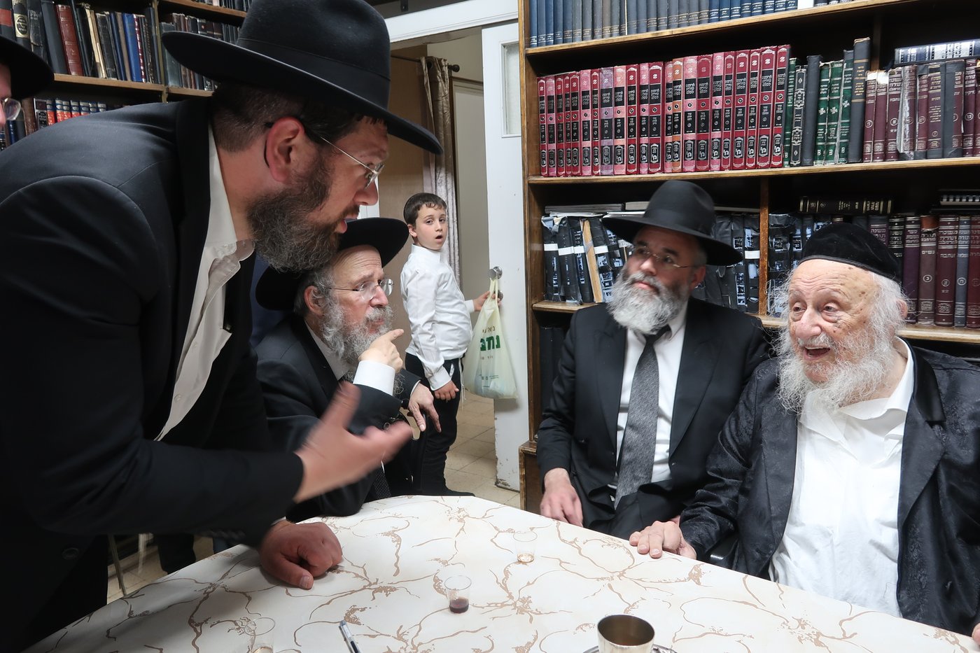 מעמד ההכתרה במעונו של ראש הישיבה
