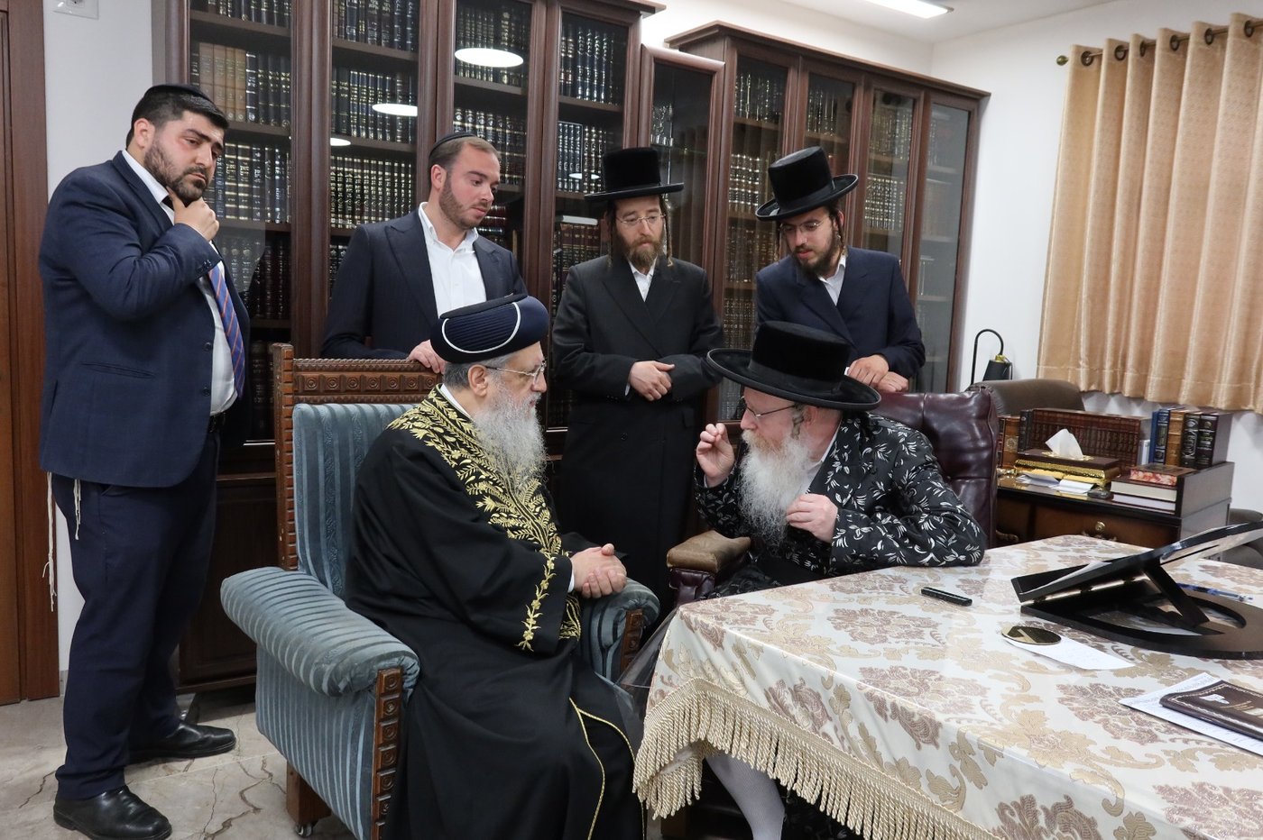 הראשל"צ הגר"ד יוסף בביקור אצל האדמו"ר מקרעטשניף ק"ג