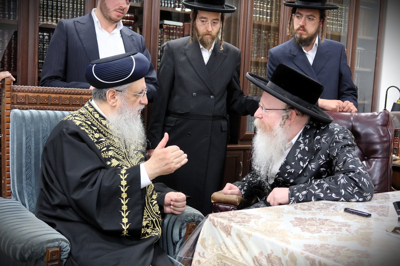 הראשל"צ הגר"ד יוסף בביקור אצל האדמו"ר מקרעטשניף ק"ג