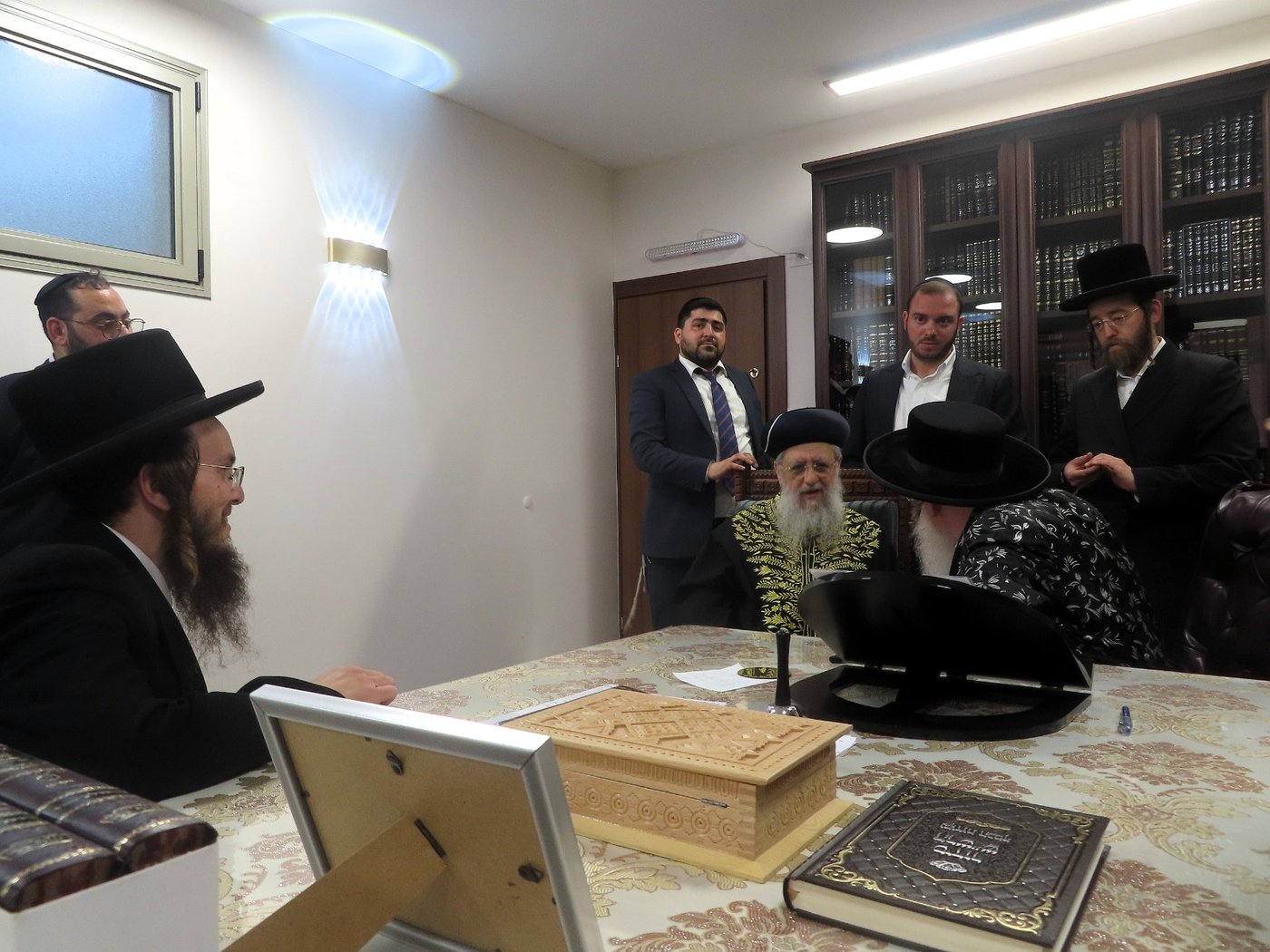 הראשל"צ הגר"ד יוסף בביקור אצל האדמו"ר מקרעטשניף ק"ג