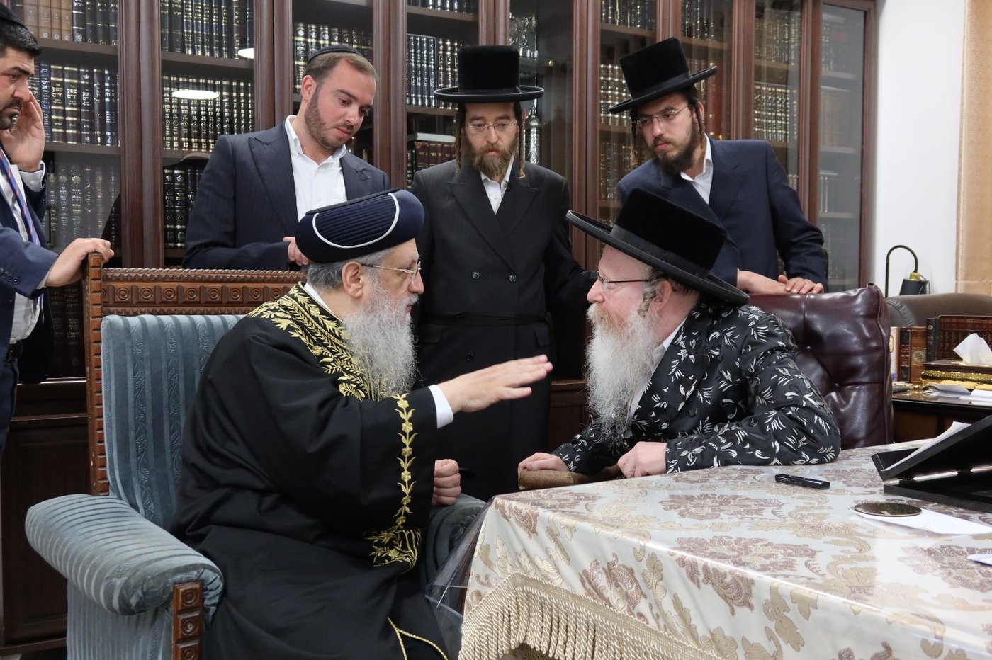 הראשל"צ הגר"ד יוסף בביקור אצל האדמו"ר מקרעטשניף ק"ג