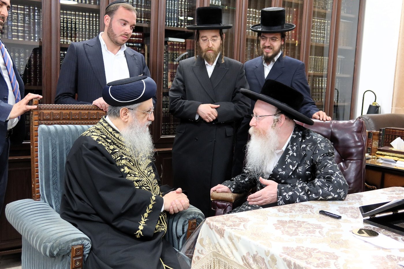 הראשל"צ הגר"ד יוסף בביקור אצל האדמו"ר מקרעטשניף ק"ג