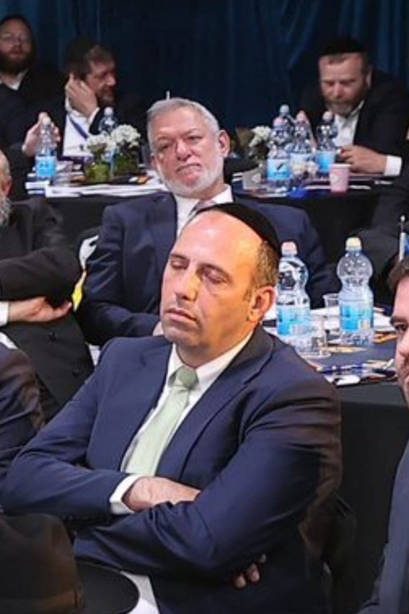 ראש העיר שנרדם בוועידה | 'זיידל'ע' עם כל התמונות, הנייעס והחשיפות של השבוע