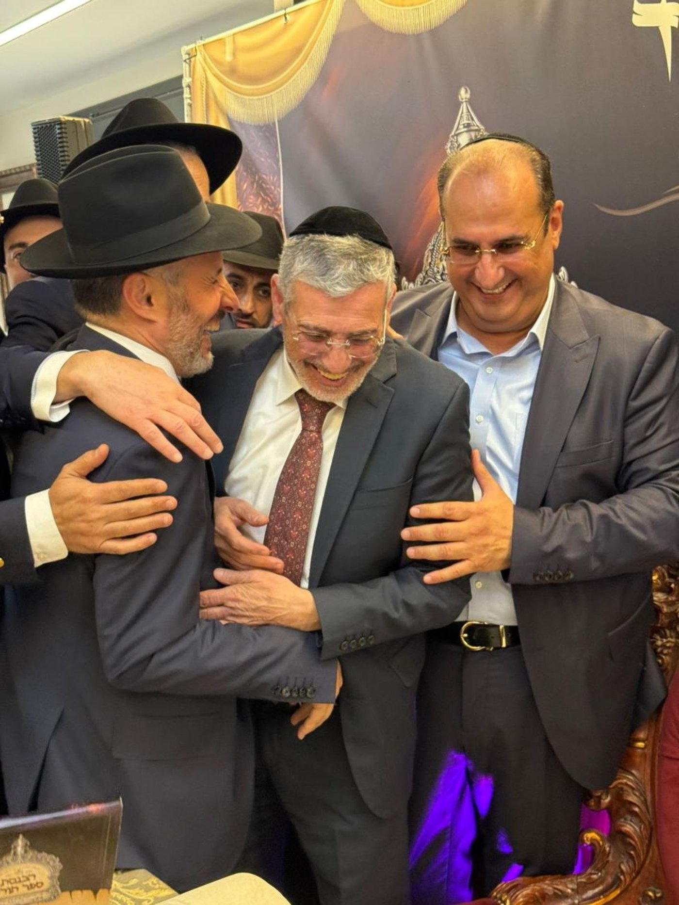 ראש העיר שנרדם בוועידה | 'זיידל'ע' עם כל התמונות, הנייעס והחשיפות של השבוע