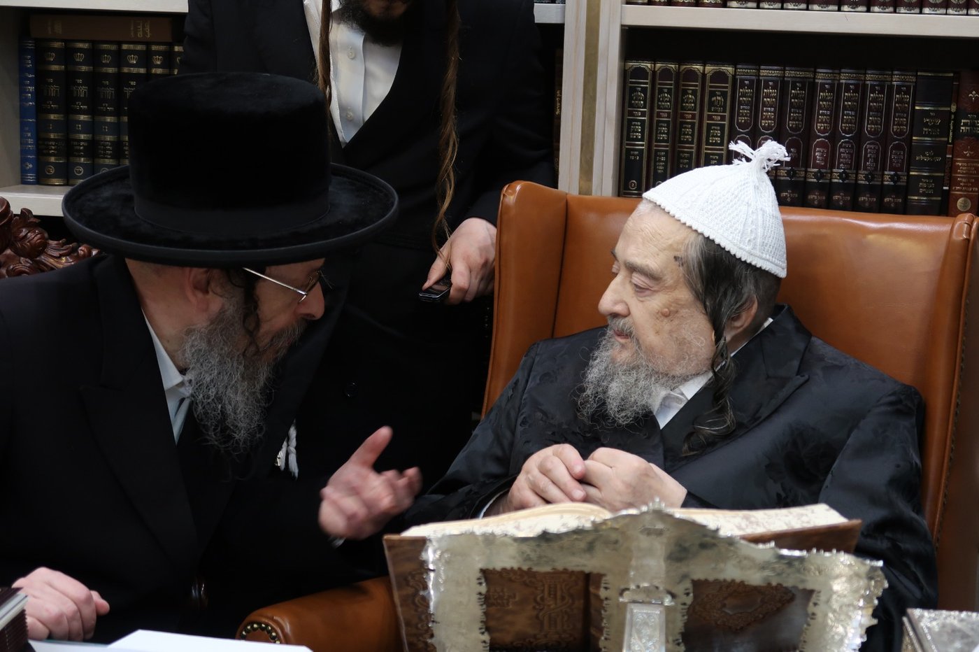 גאב"ד זוועהיל בביקור אצל הגרי"מ שכטר