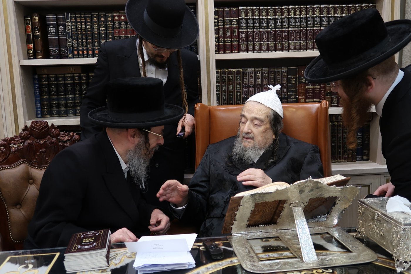גאב"ד זוועהיל בביקור אצל הגרי"מ שכטר