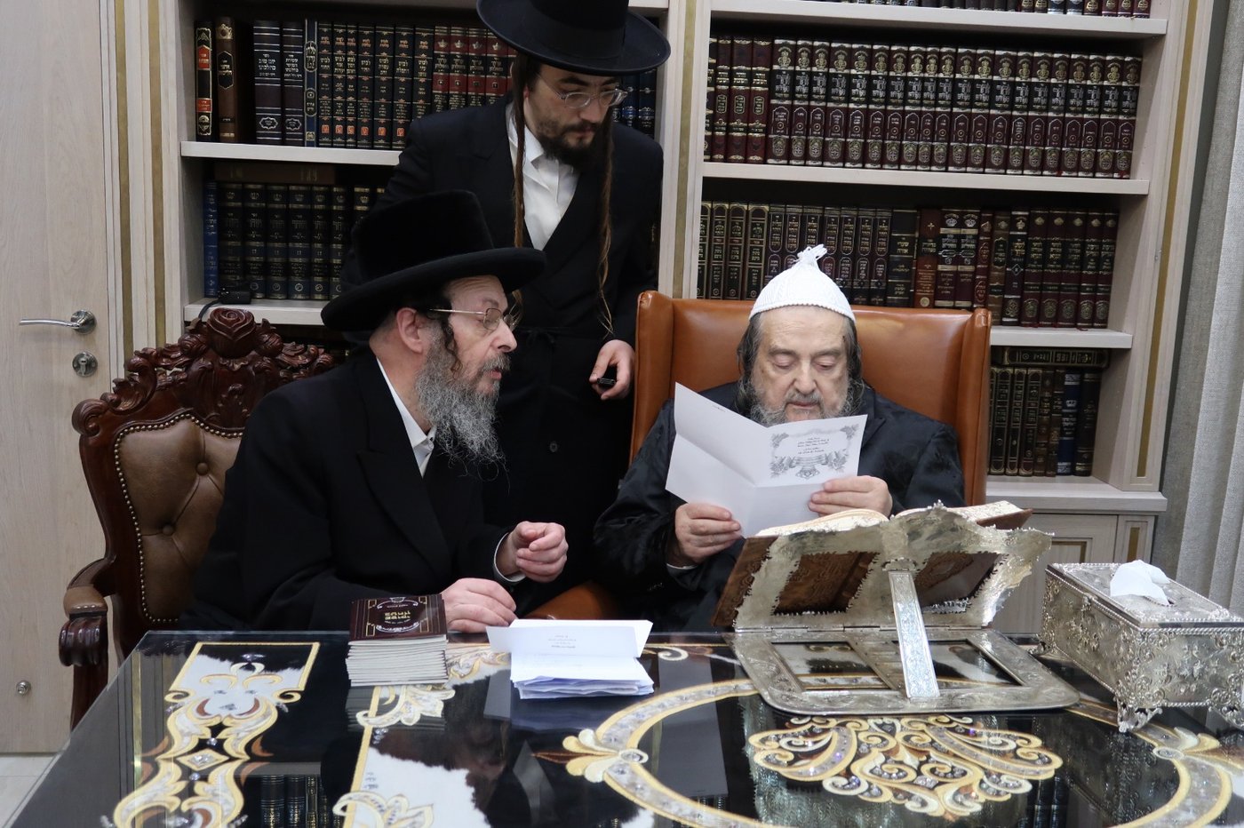גאב"ד זוועהיל בביקור אצל הגרי"מ שכטר