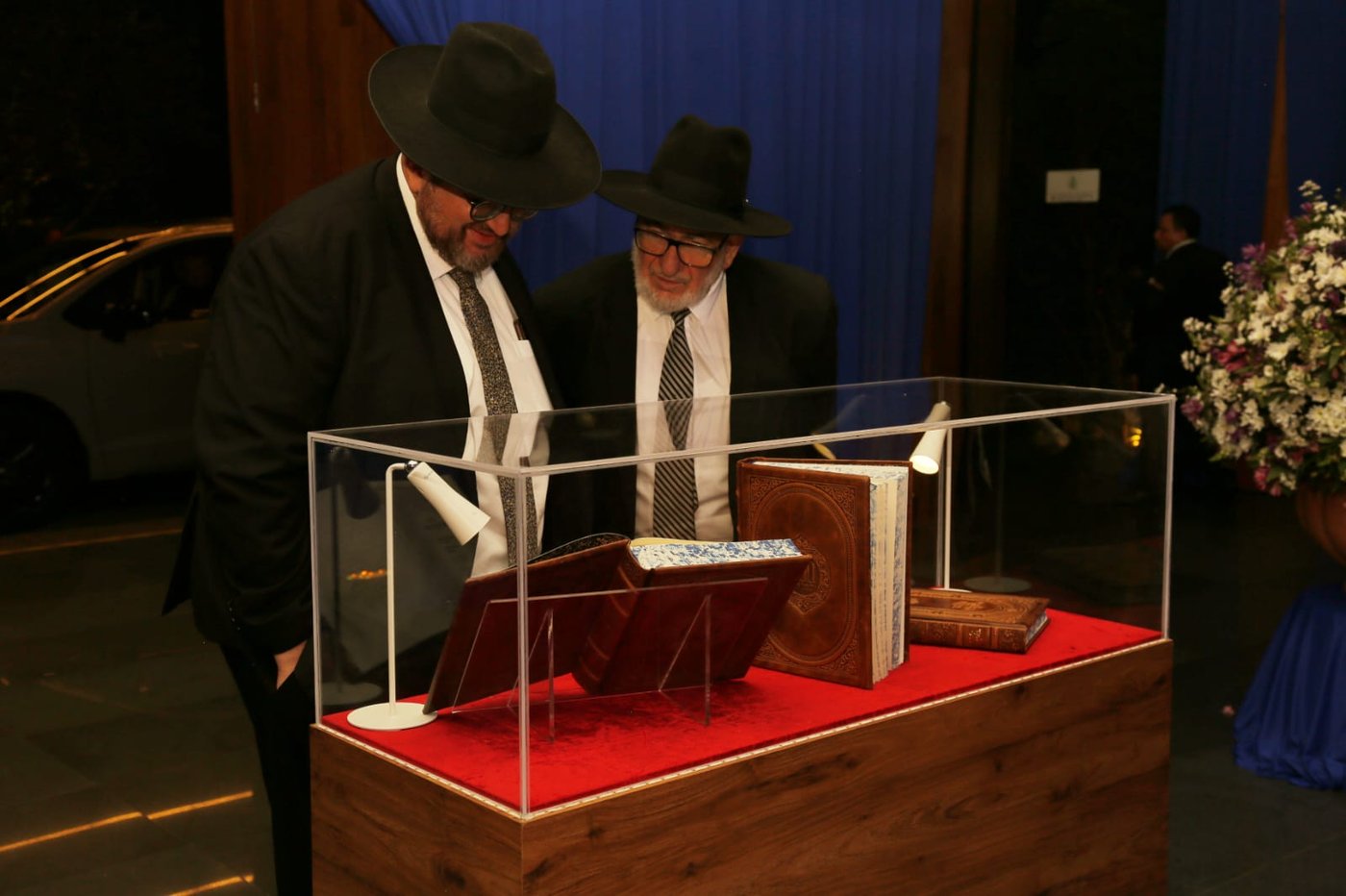 בתוך כספת שהשתלשלה מהתקרה; סט הש"ס שנמכר במקסיקו ב-2.6 מיליון דולר