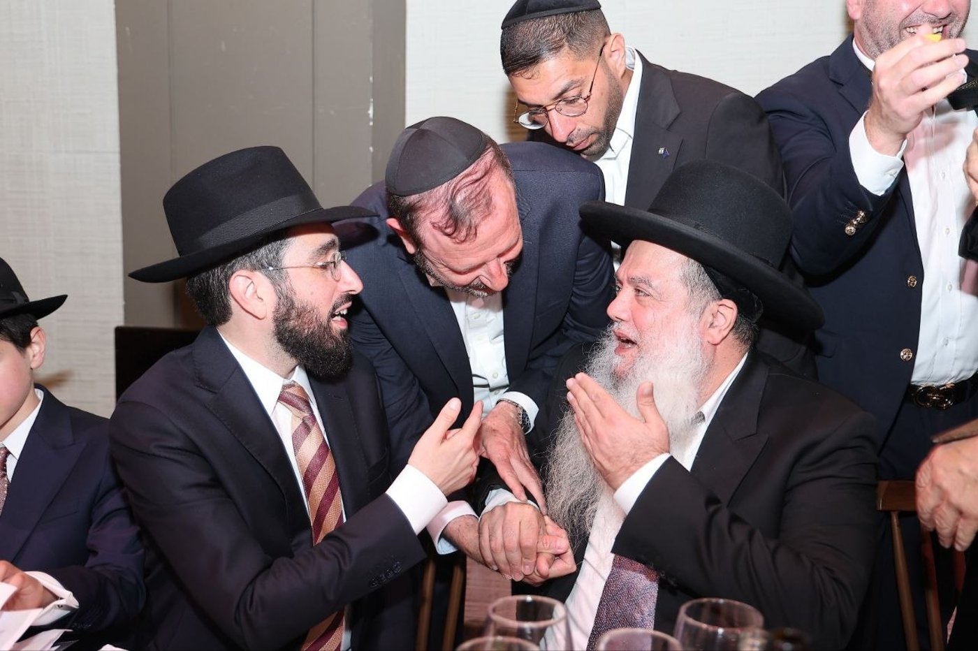 ראש העיר שנרדם בוועידה | 'זיידל'ע' עם כל התמונות, הנייעס והחשיפות של השבוע