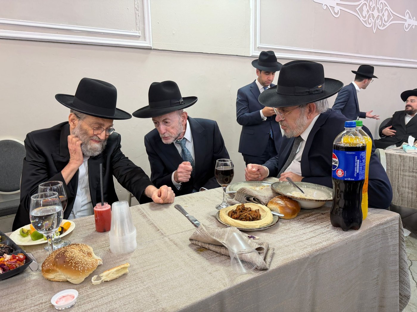 ראש העיר שנרדם בוועידה | 'זיידל'ע' עם כל התמונות, הנייעס והחשיפות של השבוע