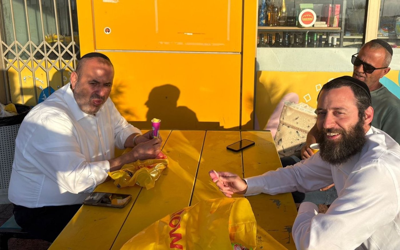 ראש העיר שנרדם בוועידה | 'זיידל'ע' עם כל התמונות, הנייעס והחשיפות של השבוע