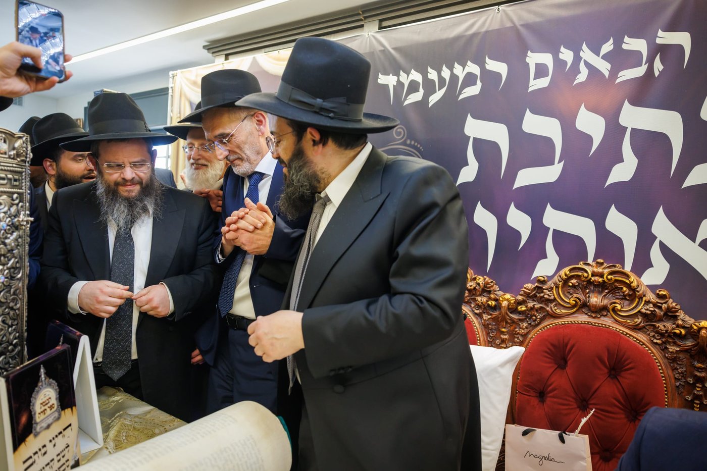 הכנסת ספר תורה נדבת ר' צביקה כהן