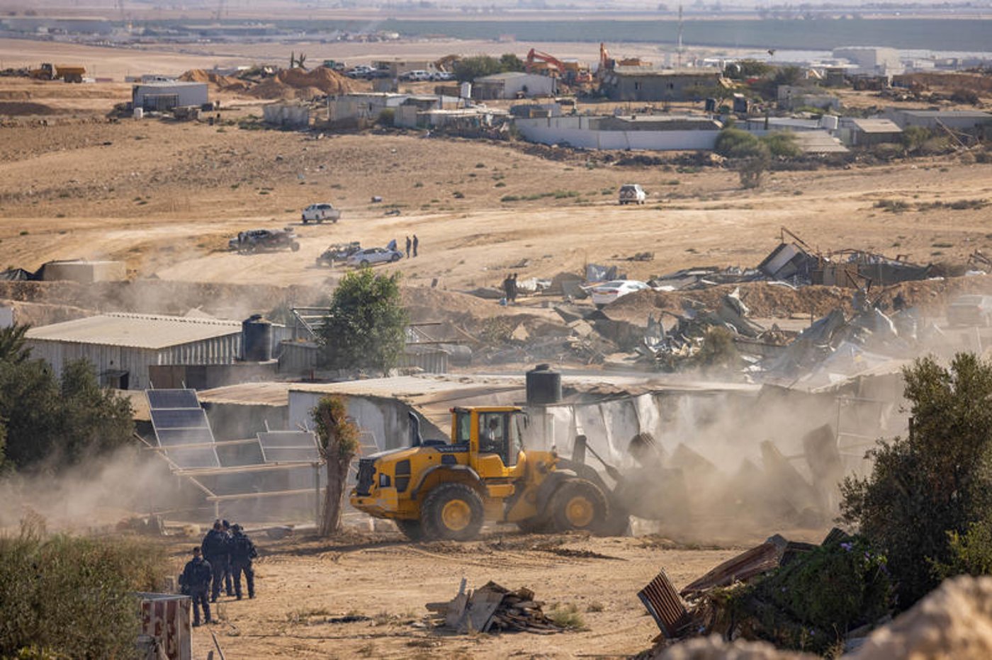 כוחות הביטחון הישראליים הורסים בתים בכפר בדואי לא מוכר בנגב