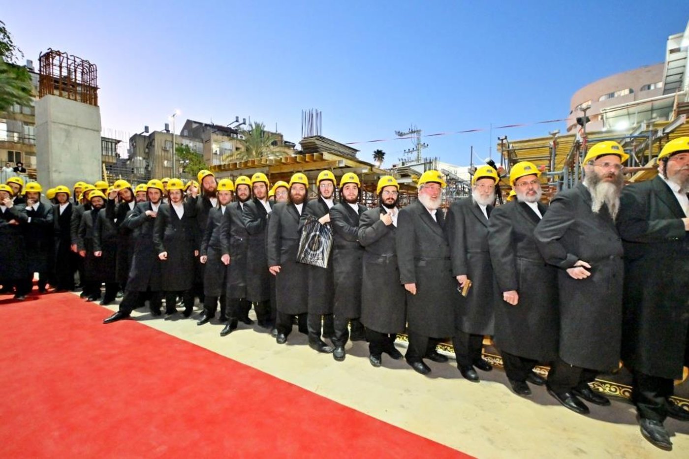 האדמו"ר מויזניץ בסיור באתר בניית בית מדרשו