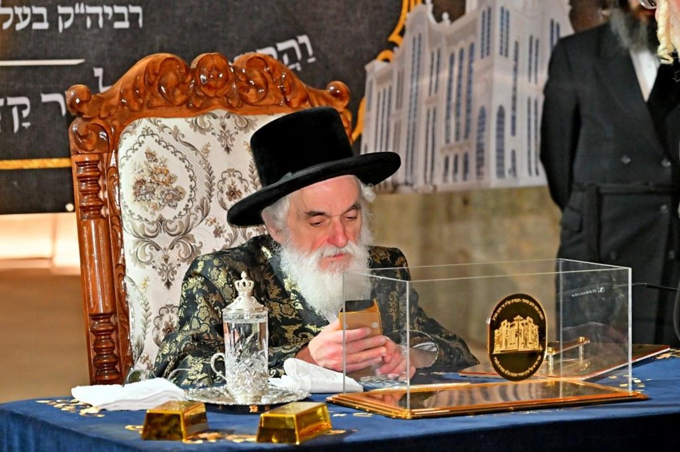 האדמו"ר מויזניץ בסיור באתר בניית בית מדרשו